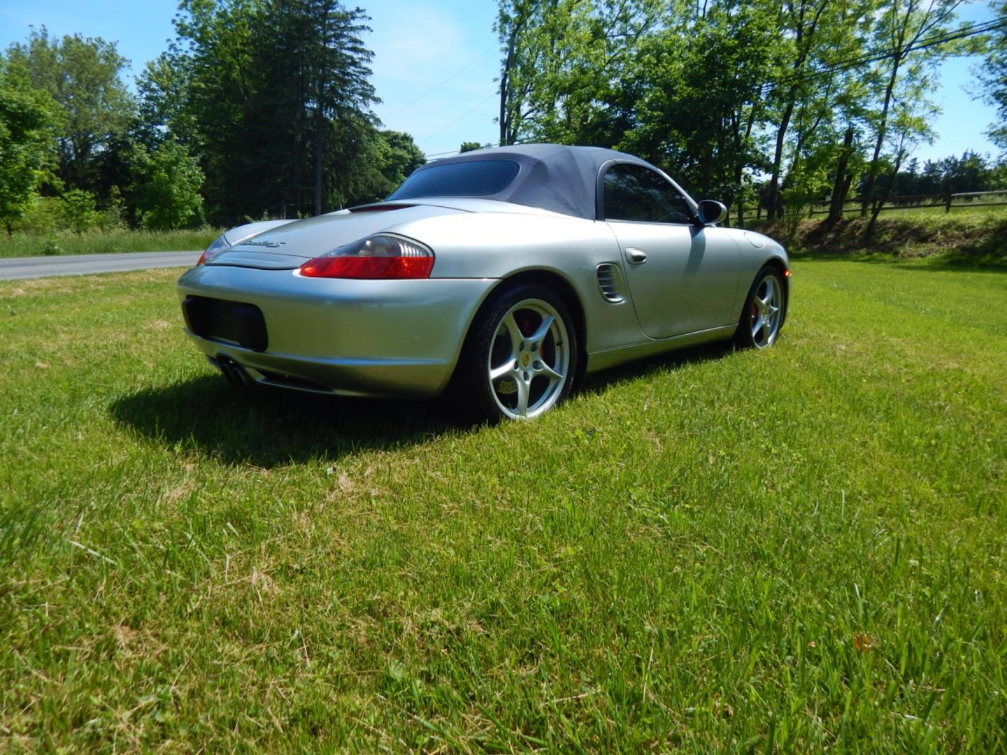 2003 Silver /Blue Leather Porsche Boxster S (WP0CB29873U) with an 3.2L H6 DOHC 24V engine, 6 speed manual transmission, located at 6528 Lower York Road, New Hope, PA, 18938, (215) 862-9555, 40.358707, -74.977882 - Photo#2